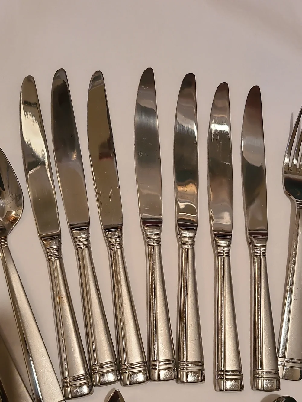 Oneida Amsterdam 18/10 Flatware Silverware Fork Knife Spoon Frosted Accent